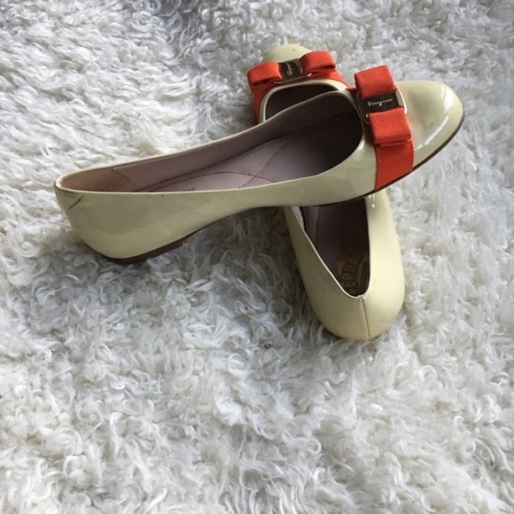 ‼️SOLD‼️Salvatore Ferragamo Varina Flats - Picture 3 of 5